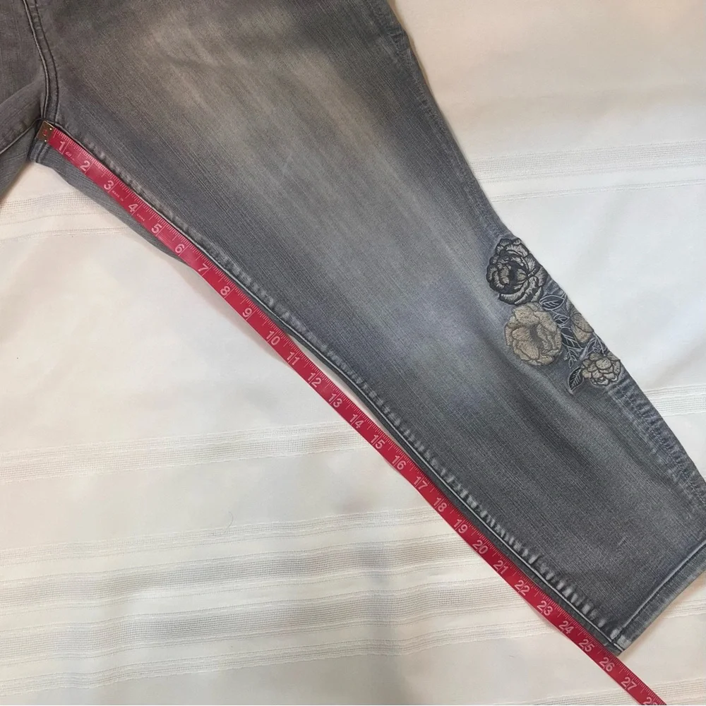 💥SALE💥 $32 Torrid Ankle Skinny Gray Floral Embroidered Jeans NWT Sz 16R - Picture 13 of 16